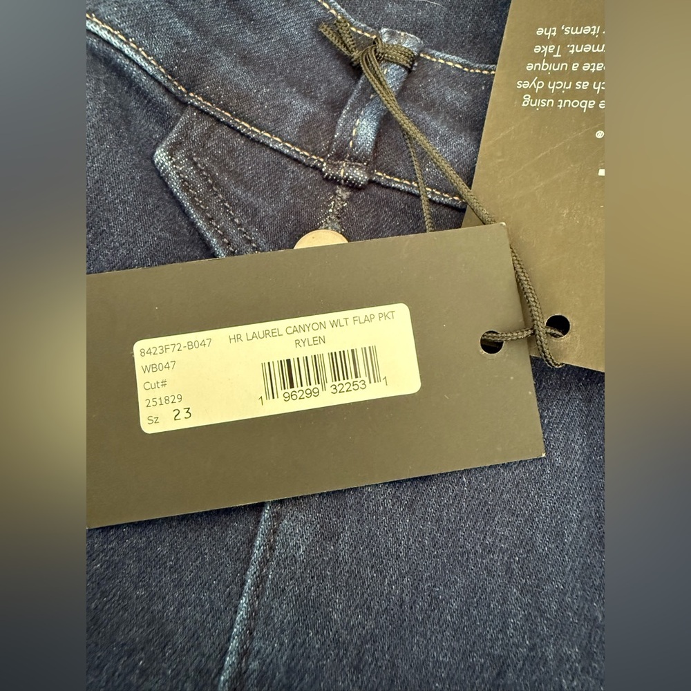 PAIGE JEANS Hr Laurel Canyon Wlt Flap Pkt
Jean Size 23 - Picture 9 of 14
